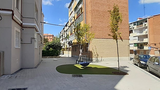 Imagen después - La remodelación de un tramo de la calle de Los Yébenes que se ha reconvertido en una zona verde