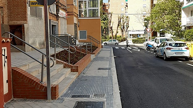 Imagen después - Otro tramo de los Yébenes, en Latina, en el que se han ensanchado aceras y mejorado la accesibilidad