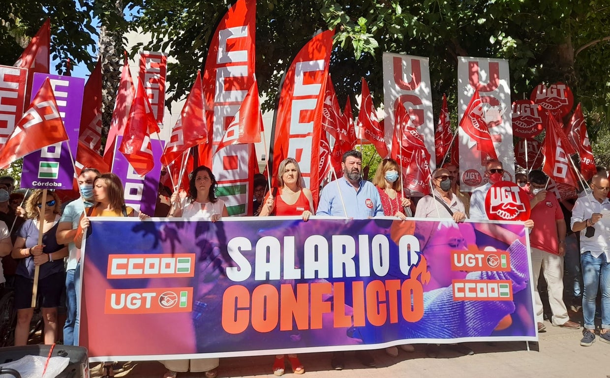 Los líderes en Córdoba de UGT y CC.OO., este miércoles, en una protesta