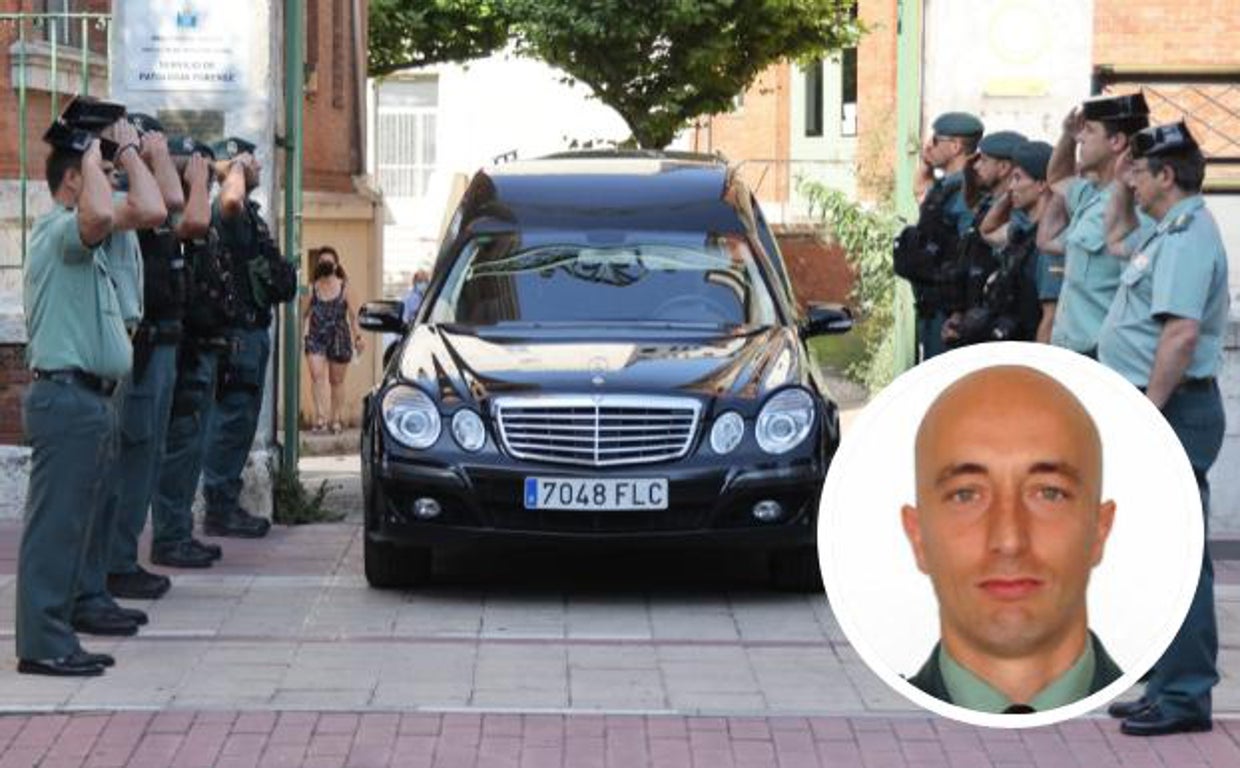 Despedida del coche fúnebre a su salida del Anatómico Forense de Valladolid