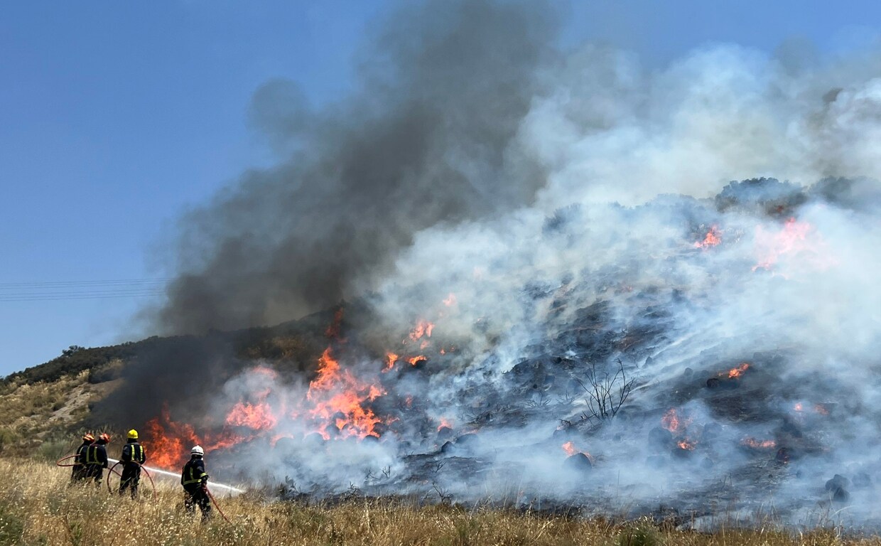 Un grupo de bomberos combate el fuego reavivado en Aranjuez