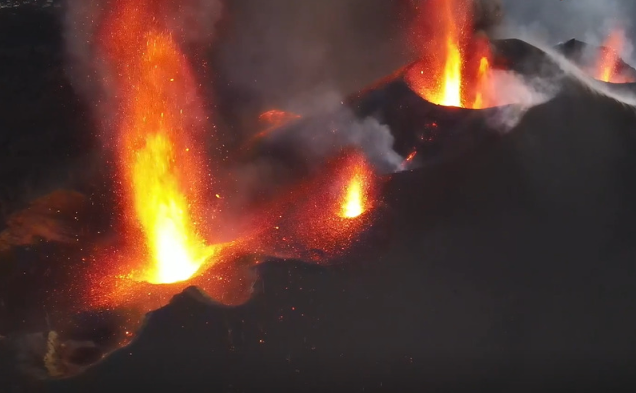 Bocas alineadas del volcán de Cumbre Vieja a 25 de octubre