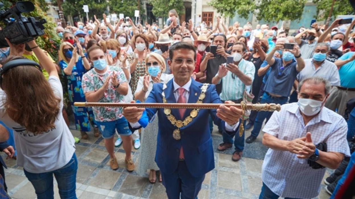 Del 'transfuguismo' a intentar coger la ola de la recuperación económica: Granada cumple un año con el PSOE al frente de su Ayuntamiento