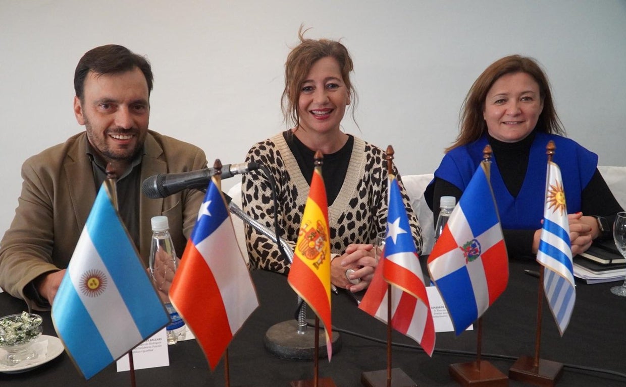 La presidenta de las Islas Baleares, Francina Armengol, junto a su equipo de gobierno en el viaje a Suramérica