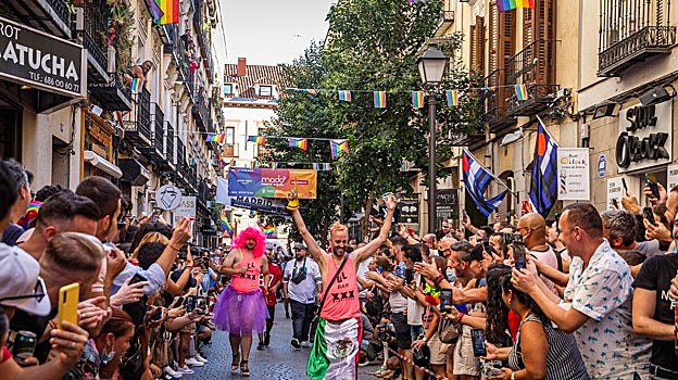 Participantes celebrando ante el público