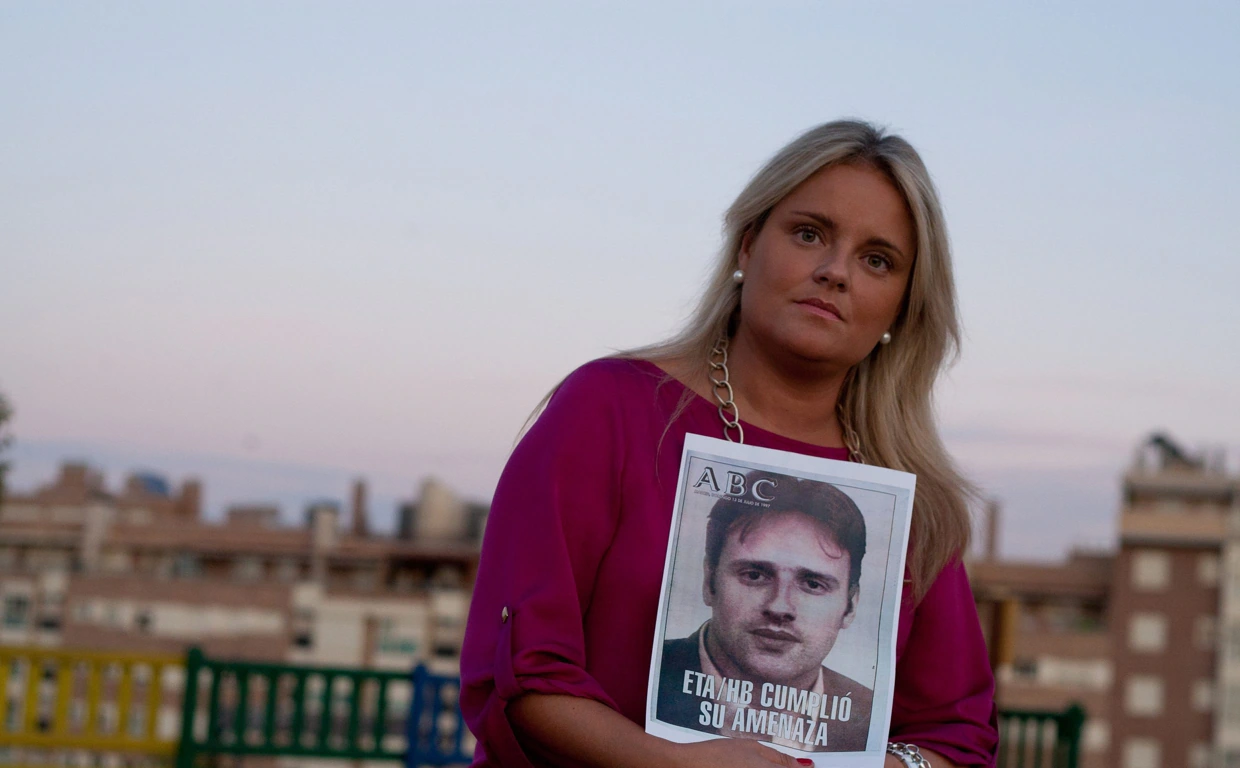 María del Mar Blanco, con la portada de ABC sobre el asesinato de su hermano