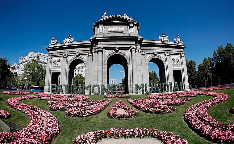 Una lona cubrirá la Puerta de Alcalá hasta septiembre para su posterior restauración