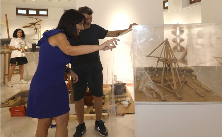 Julia Parra visita el montaje de «Las máquinas de Leonardo», que se inaugura el 20 de julio