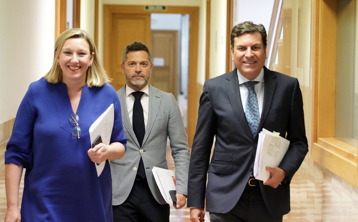 La Consejera de Familia, el director general de Comunicación y el portavoz de la Junta