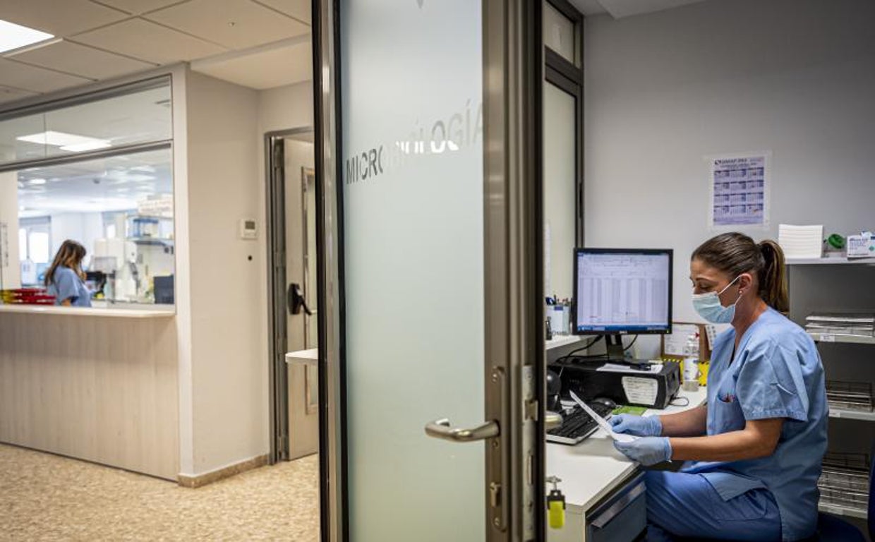Imagen de archivo de una sanitaria en el Hospital Arnau de Vilanova de Valencia