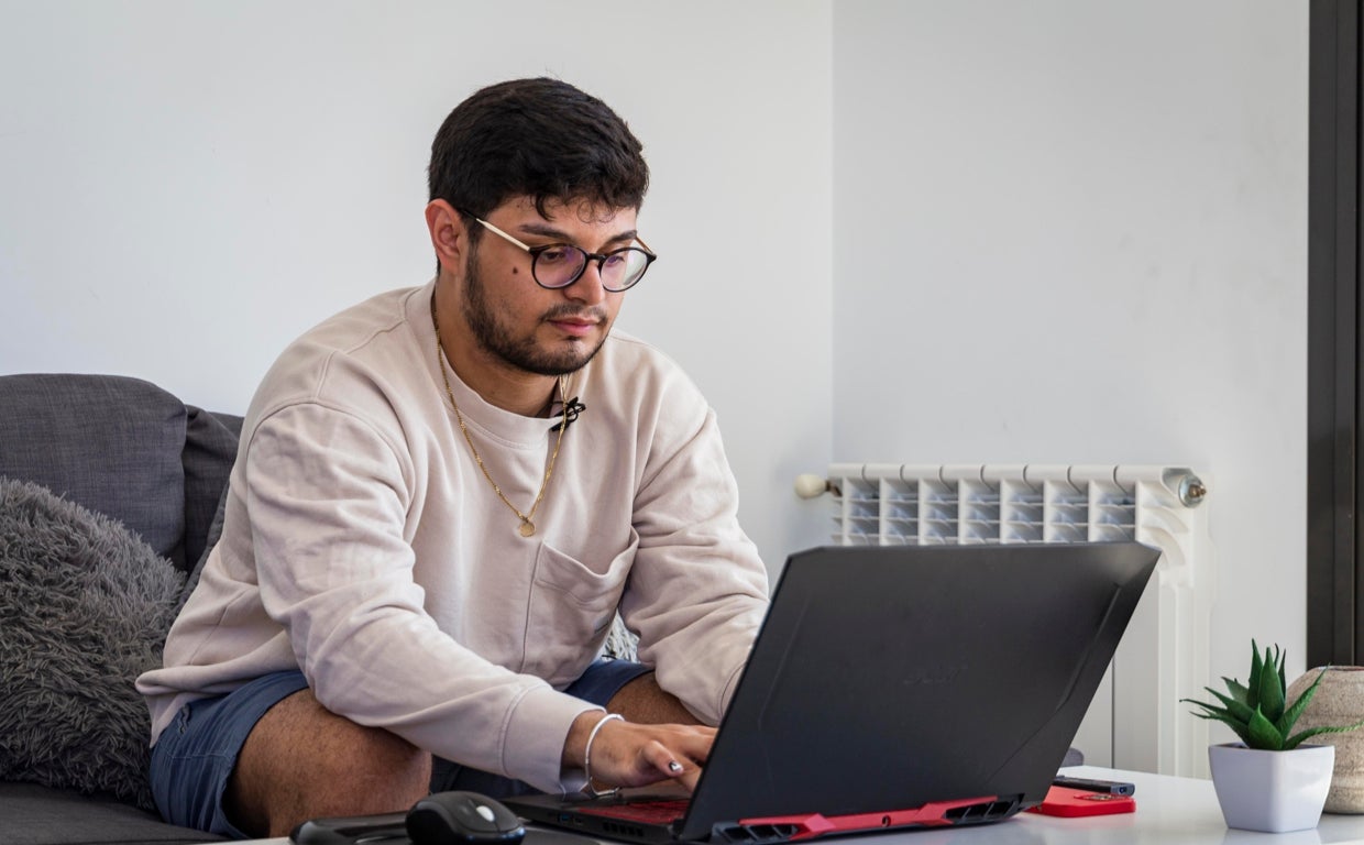 Un joven se prepara para un puesto de trabajo