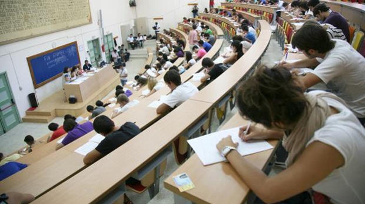 La demanda para estudiar en la Universidad de Granada bate récords: 120.000 solicitudes y notas de corte por encima del 13,5