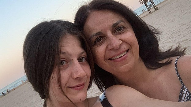 Imagen de Isabel junto a su madre