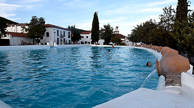Imagen antes - La Laguna de Cañaveral de León con agua cuidada y bañistas frente a la visión actual, casi vacía