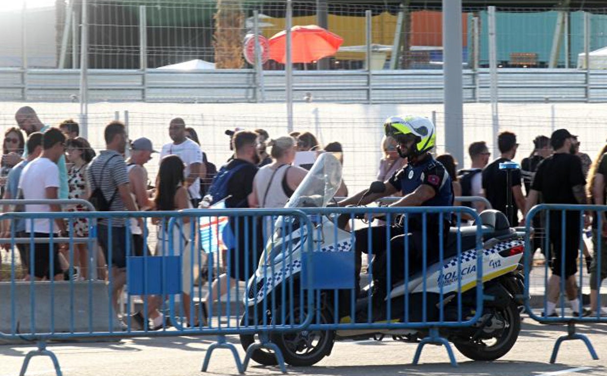 Un agente municipal vigila la entrada del Mad Cool