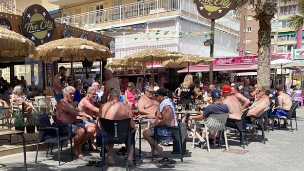 Imagen de archivo de un restaurante repleto de turistas ingleses y alemanes en Benidorm