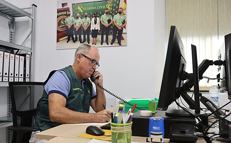 Imagen principal - Agentes en una jornada de trabajo