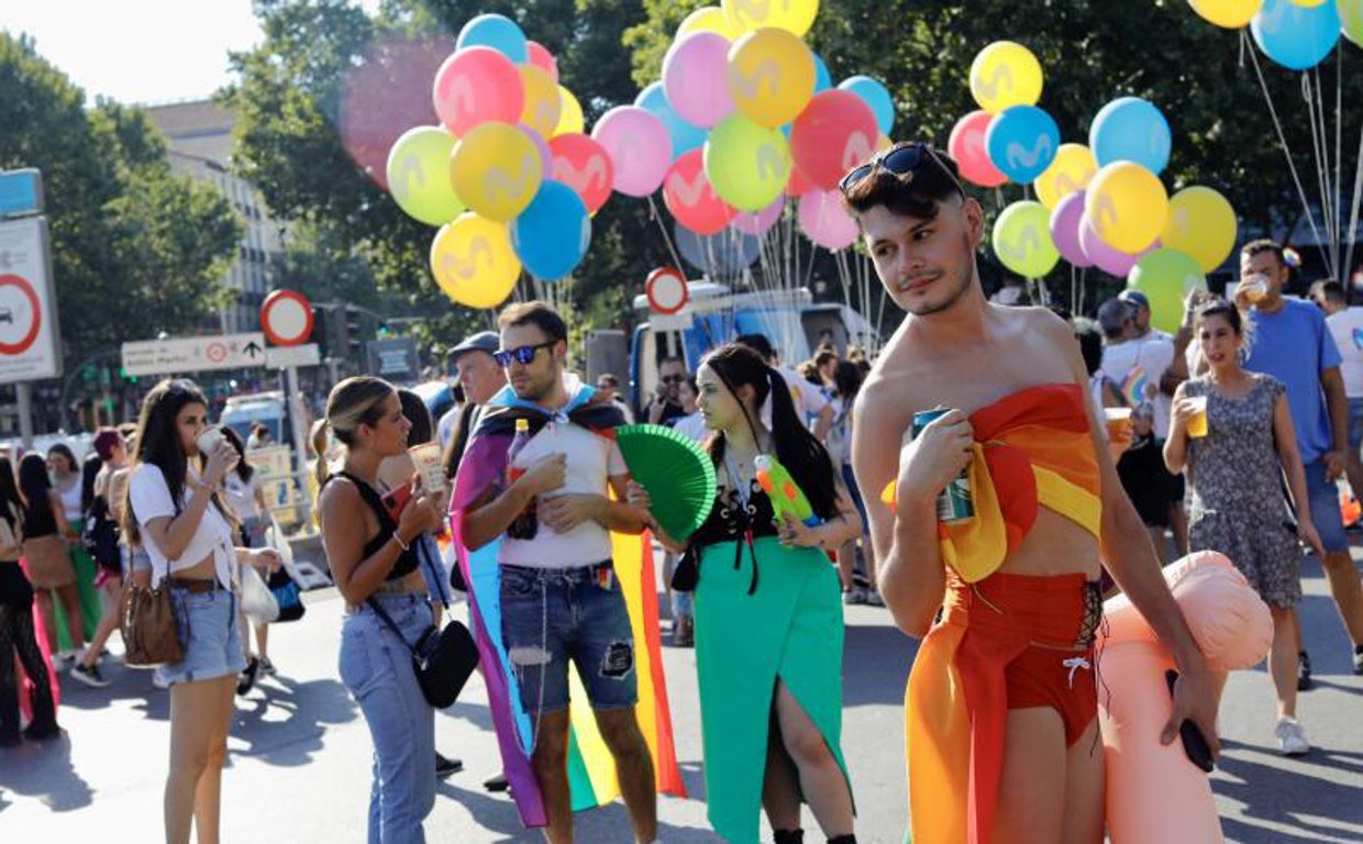 Varios asistentes al desfile del Orgullo disfrutan durante la calurosa tarde