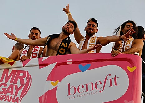 Imagen secundaria 1 - El Orgullo marcha frente al odio en Madrid: «No es normal que solo podamos salir tranquilos hoy»