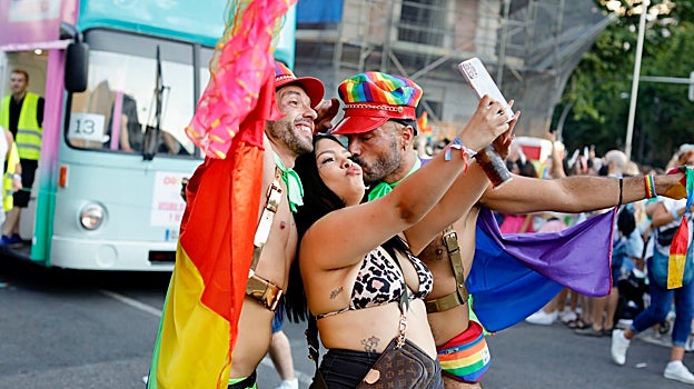 La bandera arcoíris ha vuelto a teñir las calles de Madrid en la marcha del Orgullo 2022