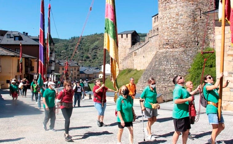 Ponferrada recibe una veintena de pendones que recorren el Camino de Santiago