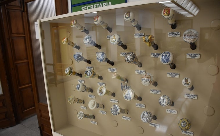 Ya puede visitarse la colección de bastones cerámicos de Mondas en Talavera de la Reina