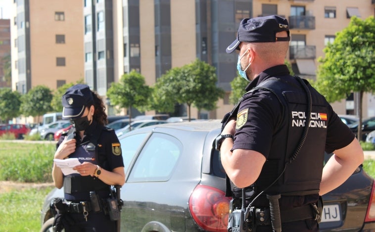 Detienen a un hombre por amenazar a su expareja después de saltar desde la azotea e intentar entrar a la fuerza en su casa