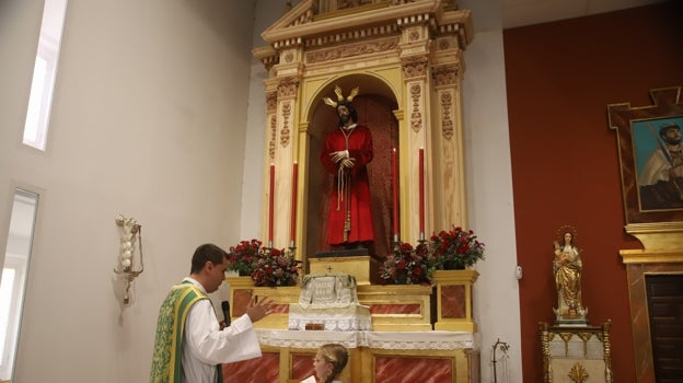 Momento de la bendición del retablo