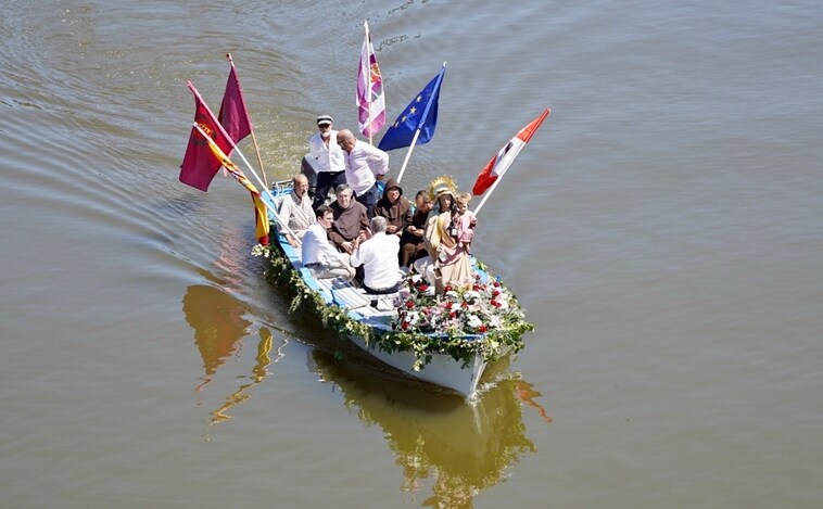 La Asociación Amigos del Pisuerga escolta a la Virgen del Carmen en su procesión fluvial
