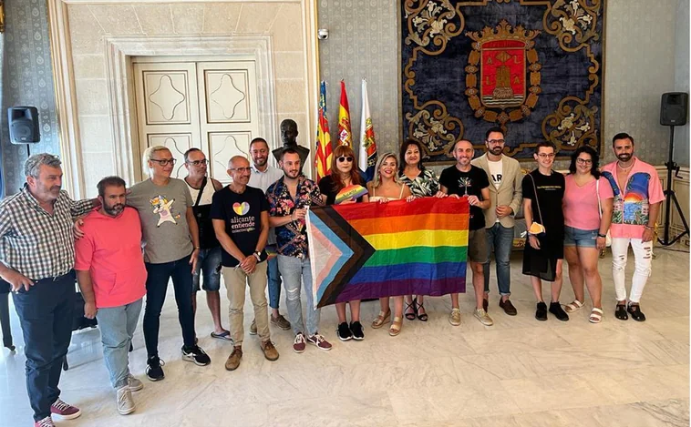 La fuente de Luceros y el Ayuntamiento de Alicante se tiñen de arcoiris para celebrar el Orgullo