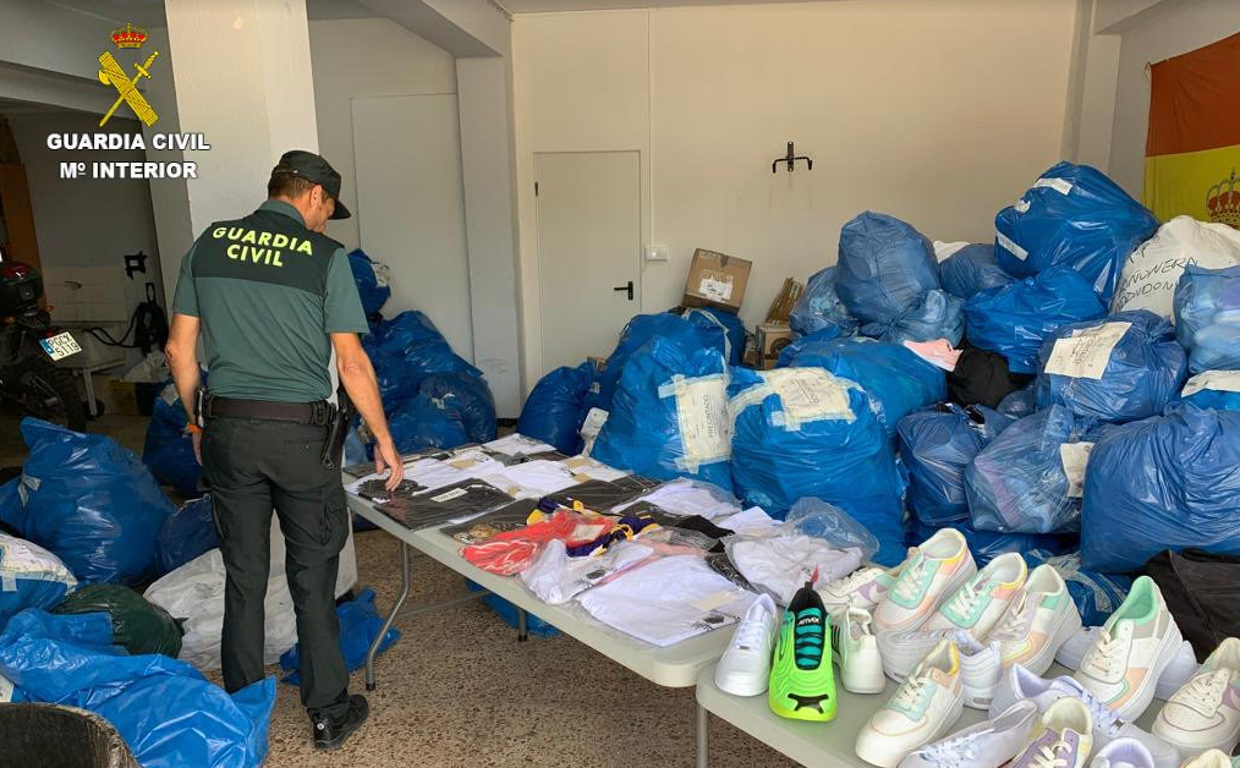 La Guardia Civil se incauta de más de 6.300 piezas de prendas falsificadas en un mercadillo