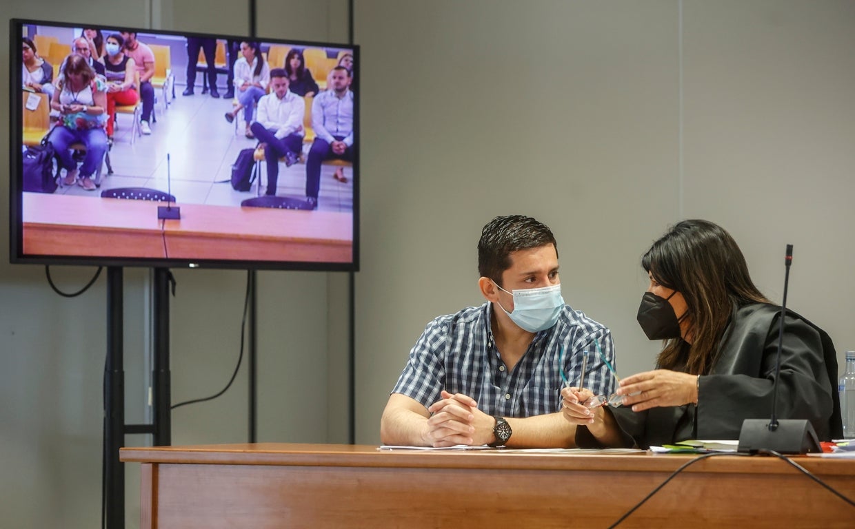 Imagen del acusado junto a su abogada durante el juicio que se celebra en la Audiencia de Valencia