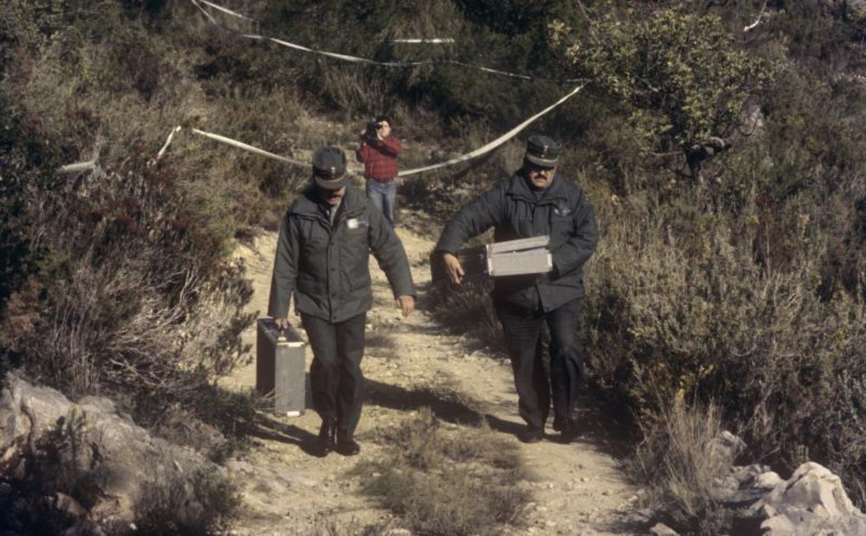 Imagen de archivo de agentes de la Guardia Civil en el paraje en el que se encontraron los restos de las ñiñas en enero de 1993