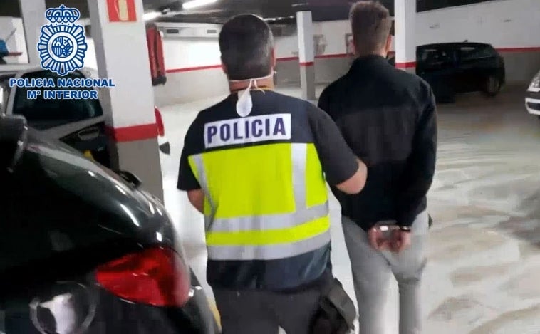 Detenido en Barcelona el hacker que atacó la web de la Guardia Civil por estafar 245.000 euros a una mujer canaria