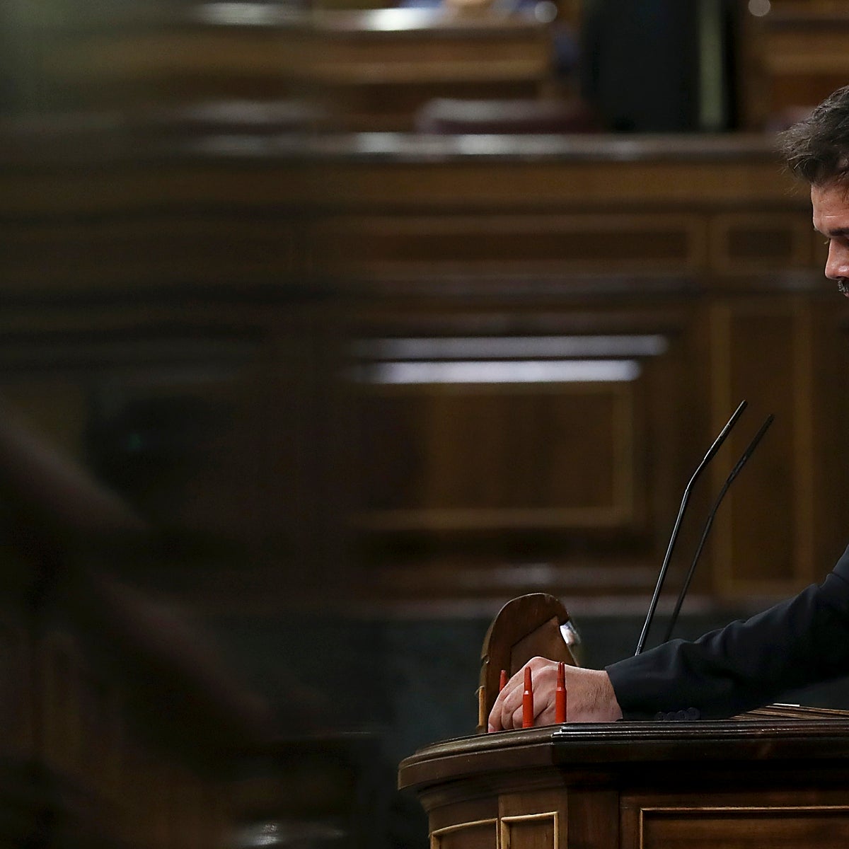 Rufián enfurece a Sánchez al mostrar tres balas de Melilla en la tribuna