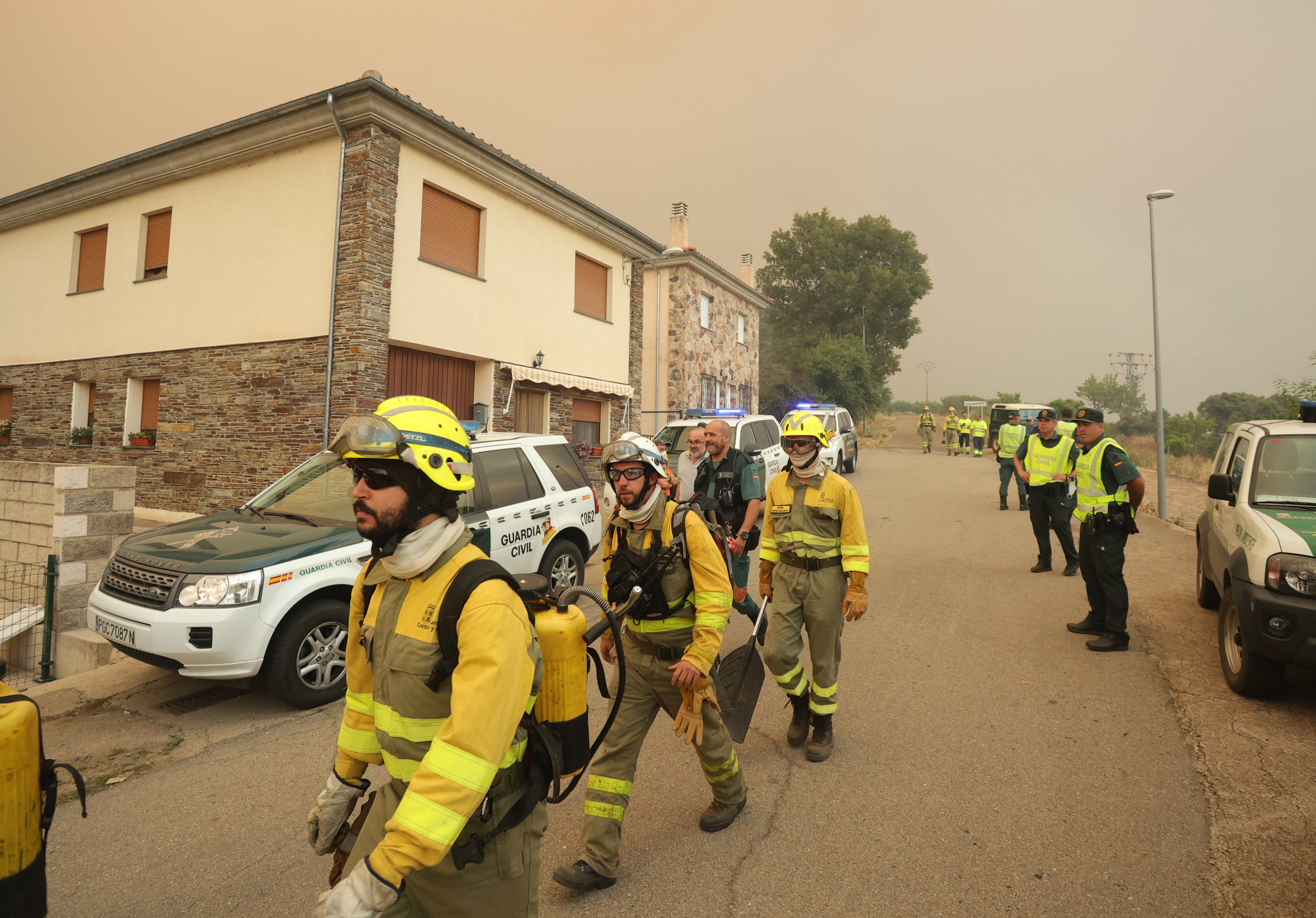 Decenas de medios trabajan en el fuego del Parque Natural de las Batuecas-Sierra de Francia para el control de las llamas