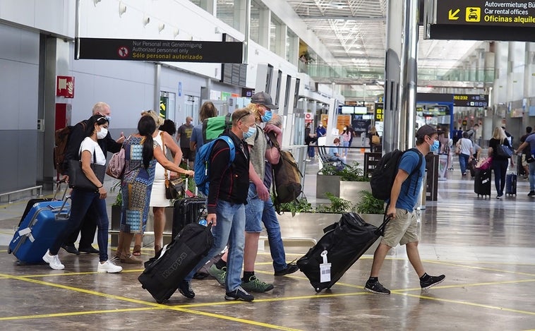 Caos en un vuelo a Tenerife: dos ingleses borrachos, fumando y orinando en los asientos