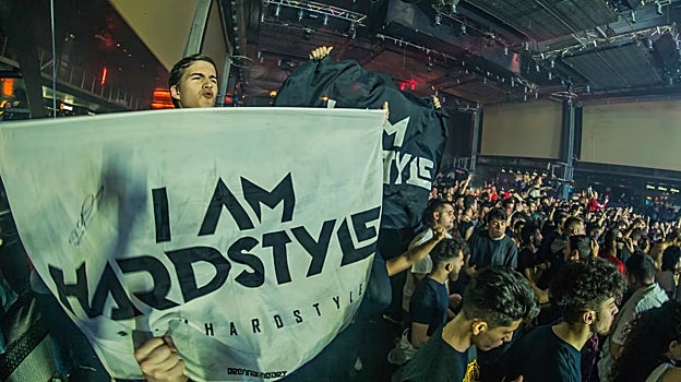 DJ holandés Brennan Heart ha generado un nuevo movimiento con un ritmo de altas pulsaciones.