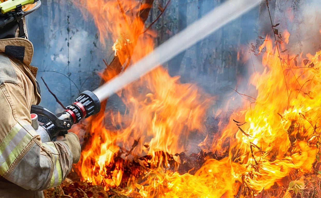 Un bombero apaga un fuego