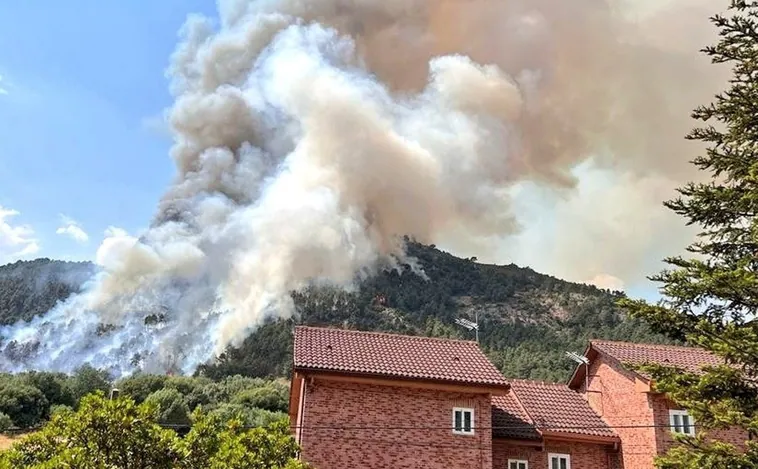 Un incendio forestal en Collado Mediano obliga a evacuar a 500 personas y arrasa 72 hectáreas