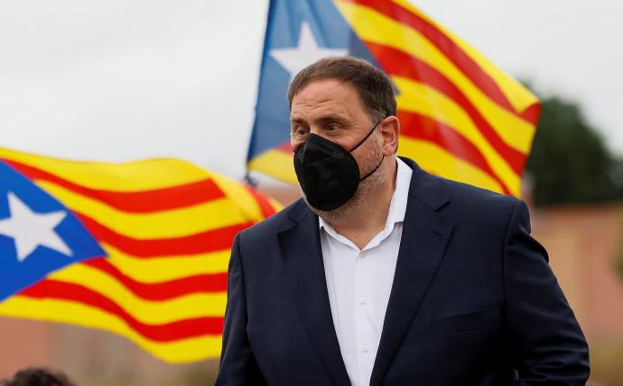 El dirigente de ERC y exvicepresidente catalán, Oriol Junqueras, a su salida de prisión, en junio del año pasado, arropado por militantes que ondearon banderas independentistas