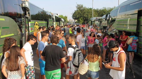 La Junta pone autobuses desde 70 pueblos del interior para ir a la playa