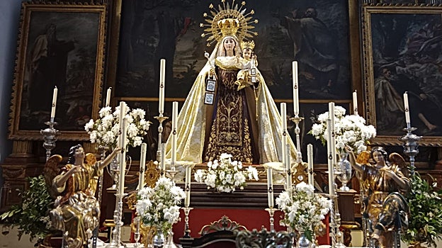 La Virgen del Carmen de Puerta Nueva, en su altar de cultos, flanqueada por los dos ángeles recién restaurados