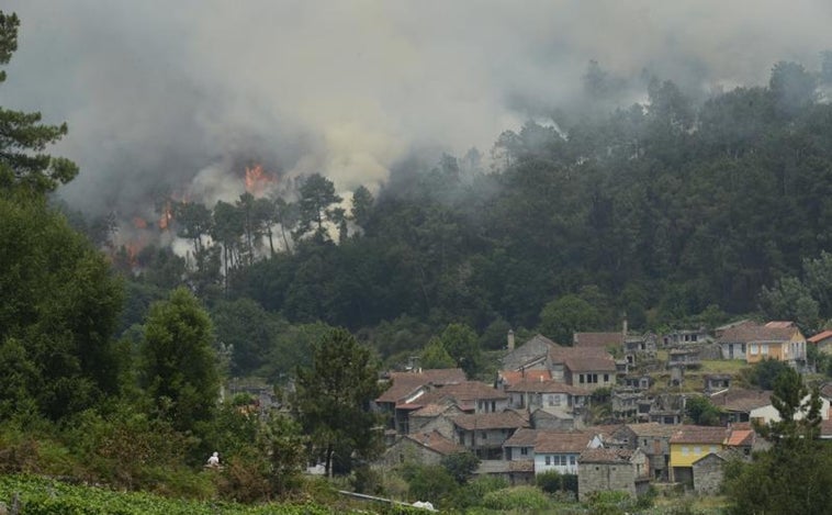 Más de 100 hectáreas calcinadas en varios incendios activos en Galicia