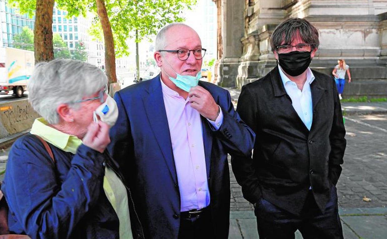 Los exconsejeros Clara Ponsatí y Luis Puig, junto al expresidente catalán Carles Puigdemont, ante el Palacio de Justicia de Bruselas