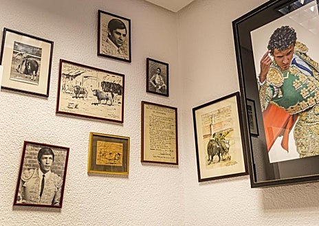 Imagen secundaria 1 - Detalles taurinos y dedicatorias en el despacho anexo a la sala de operaciones