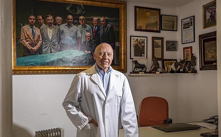 Imagen principal - Detalles taurinos y dedicatorias en el despacho anexo a la sala de operaciones