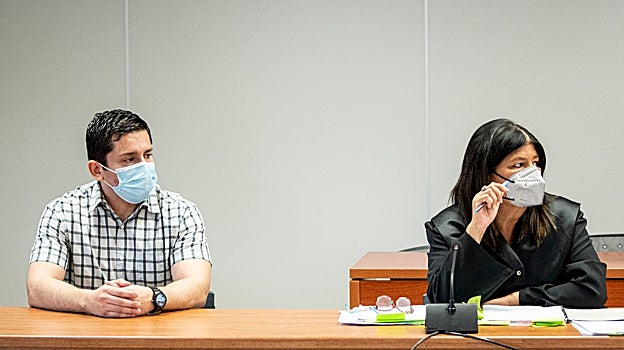 Imagen del acusado junto a su abogada durante la sesión del juicio celebrada este martes en la Audiencia de Valencia