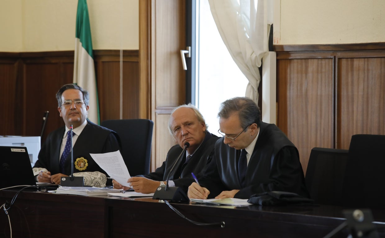 El abogado del PP-A, en el centro, en uno de los juicios de la macrocausa de Invercaria