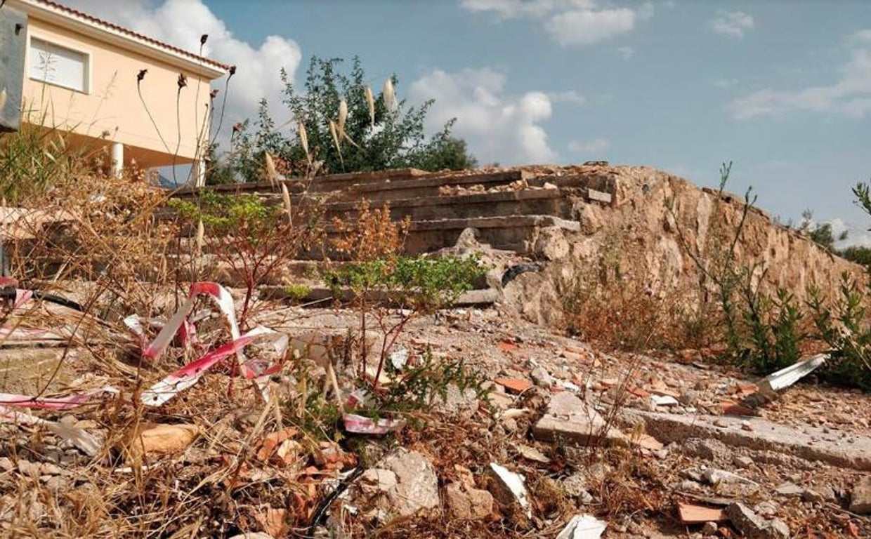 El estado en el que se encuentra el chalet en la localidad de Alcanar (Tarragona) donde explotó el material con el que la célula preparaba los atentados